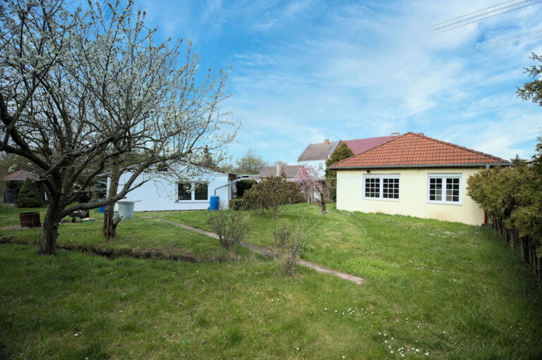 Bürogebäude und Poolhaus