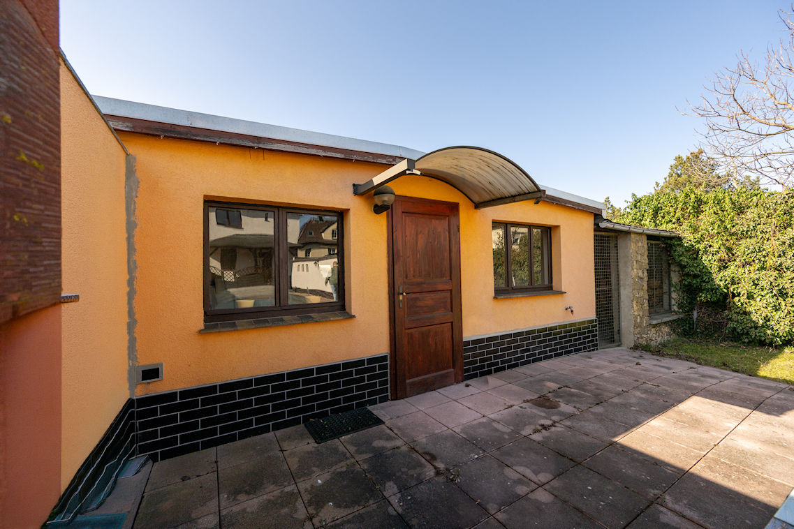 massives Poolhaus